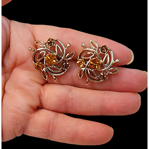 Coro Vintage rhinstones and gold-tone screw back earrings - Picture 3 of 6